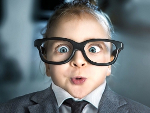 Медицинские мифы: правда ли, что очки ослабляют зрение?
